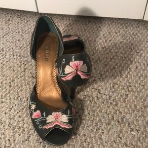 Anthropologie gorgeous embroidered green heels